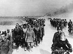 Колонна пленных красноармейцев. Немецкое фото. Июль 1941