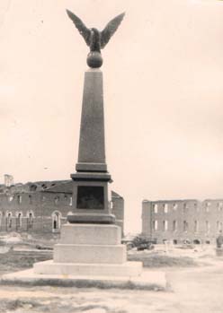 В центре Руссы долго зияли разбомбленные дома. Памятник "Орел". 1958. Фото Вовы Бувцкого