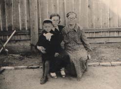 С соседями во дворе. Старая Русса 1958. Фото Вовы Буцкого
