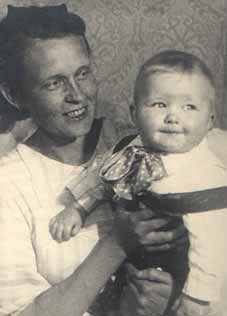 Мама — Соколова Антонина Ивановна — с братом Вовой — Буцим Владимиром Ивановичем. Ему 7 месяцев 18 дней