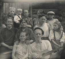 Мама с отцом среди многочисленных рдственников в Кустаревке